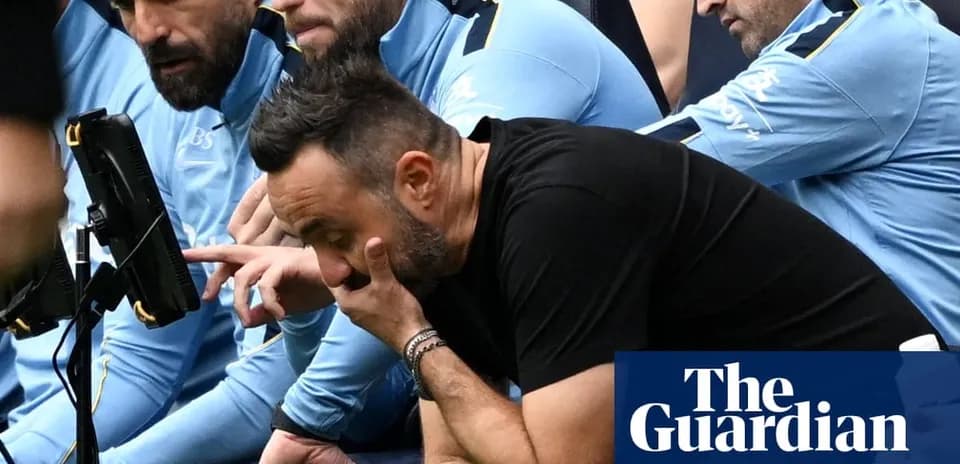 Entrenador y staff observando el partido en la banca