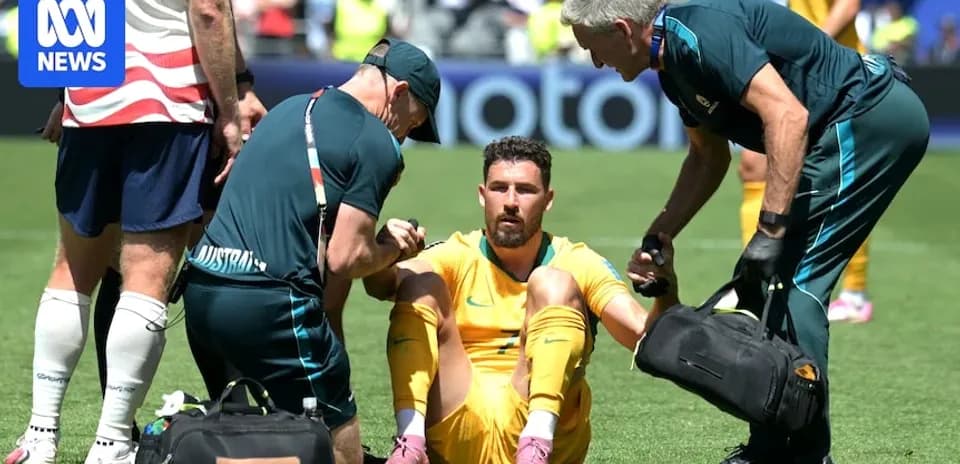 Jugador sentado recibiendo atención médica durante partido