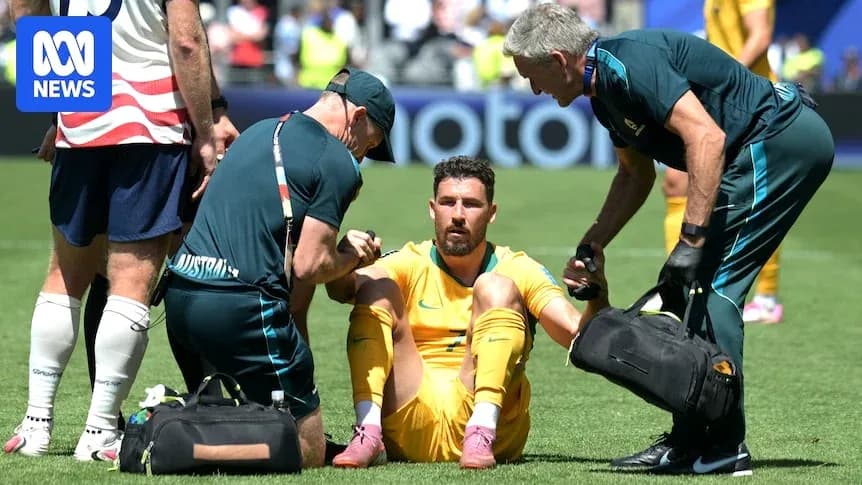 Jugador sentado recibiendo atención médica durante partido