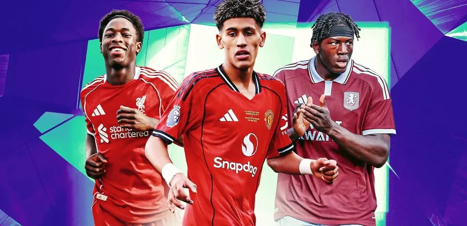 Tres jugadores de fútbol en uniformes de equipos