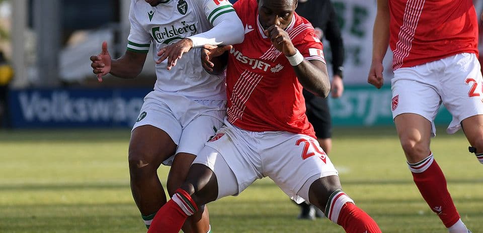 Jugador de York United y Cavalry FC en acción