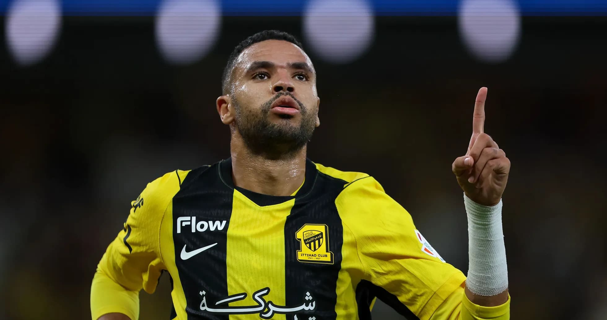 Jugador del Ittihad celebrando un gol en el partido
