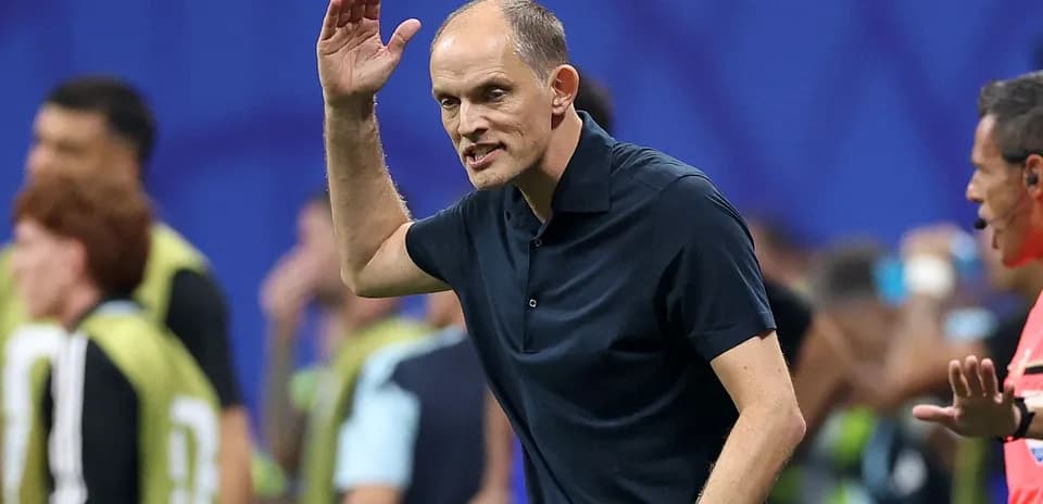 Entrenador dirigiendo a su equipo desde la banda