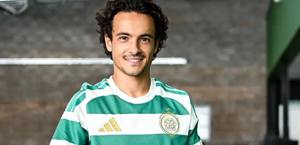 Jugador sonriendo con camiseta del Celtic FC