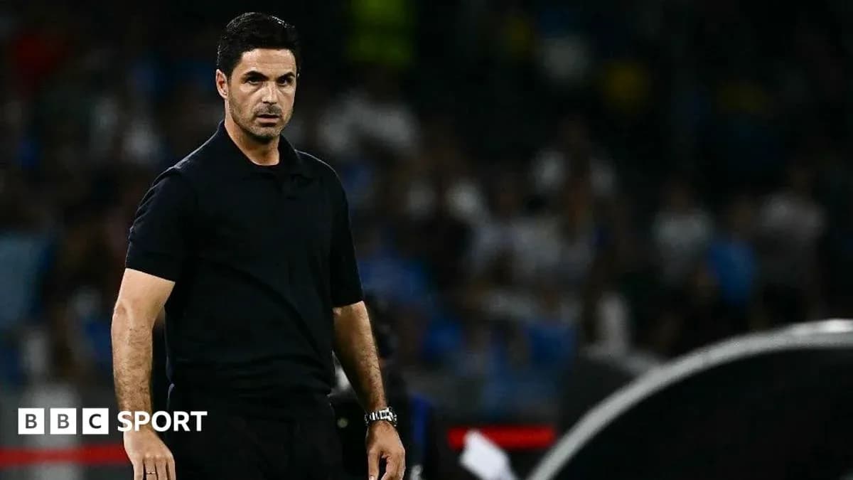 Entrenador observando el partido desde la línea lateral