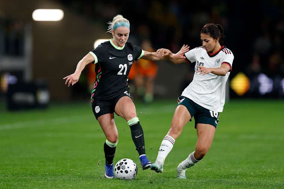 Jugadora de Estados Unidos y México compitiendo por el balón