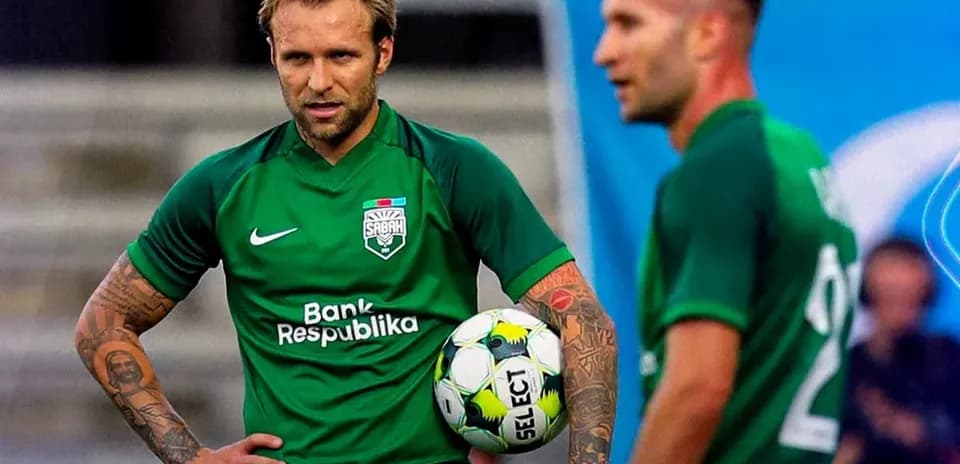 Jugadores de Sabah FA con balón en entrenamiento