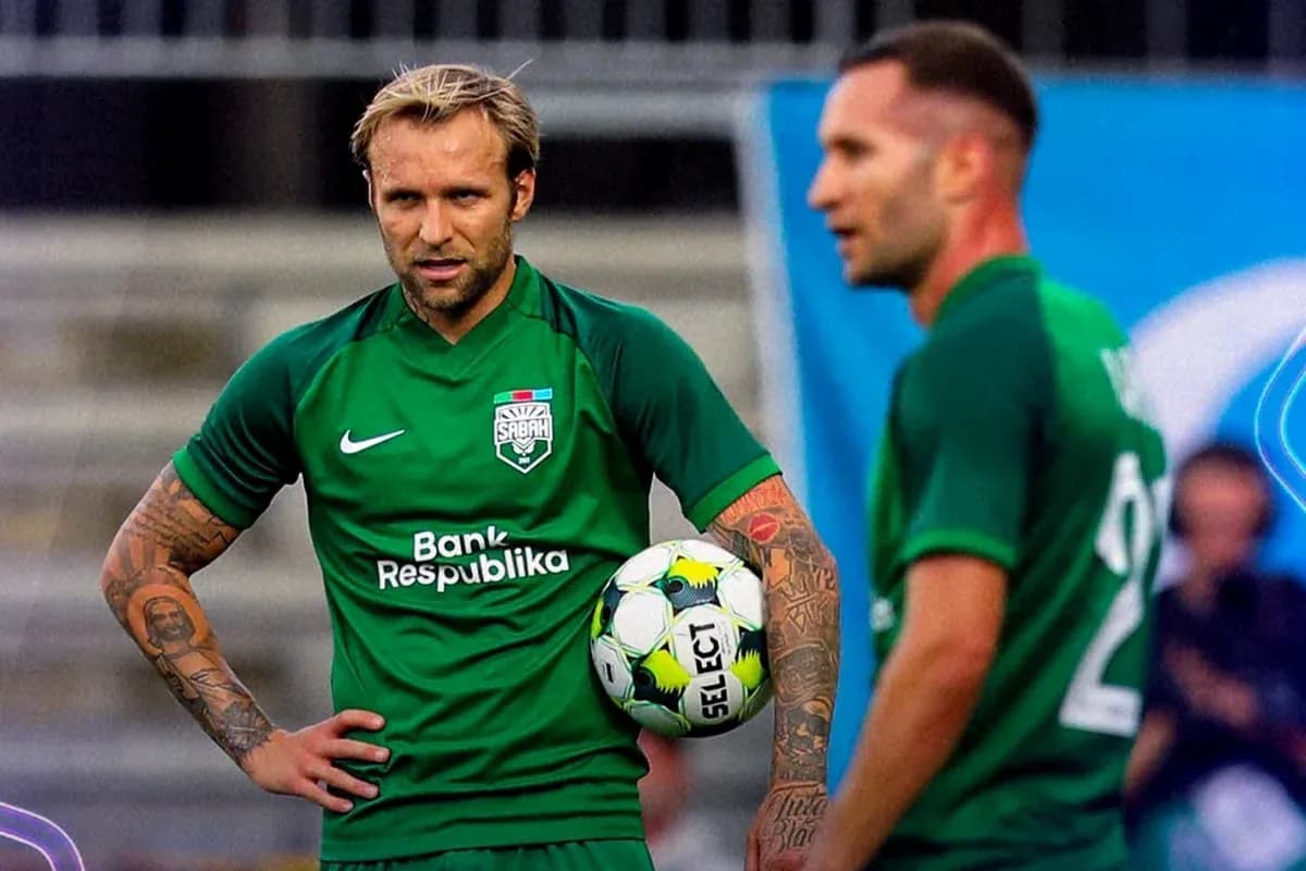Jugadores de Sabah FA con balón en entrenamiento