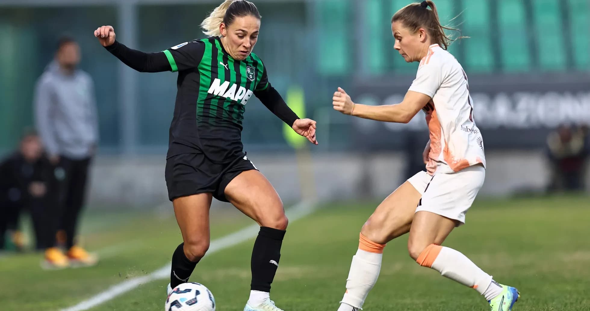 Jugadora de Sassuolo W en acción contra Roma W