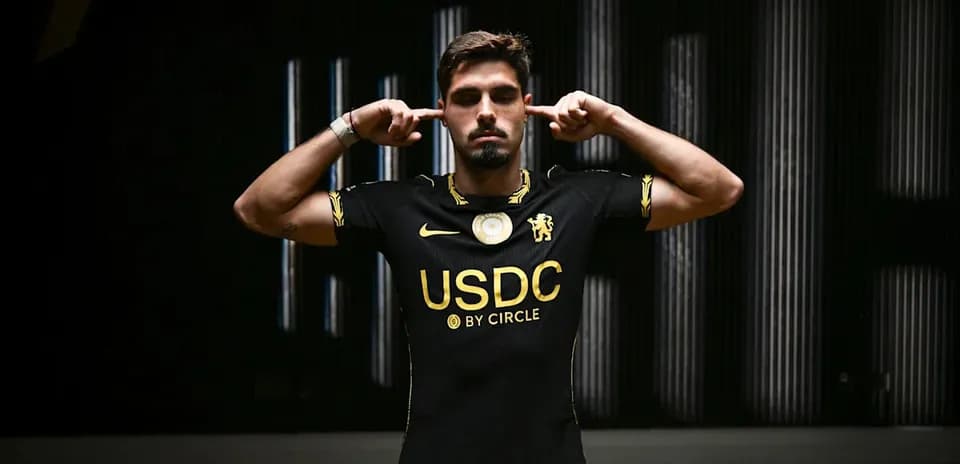 Jugador con camiseta negra de Chelsea posando en estudio