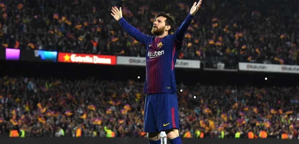 Jugador de Barcelona celebrando con los brazos en alto