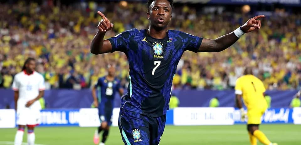Jugador de Brasil celebra un gol en partido