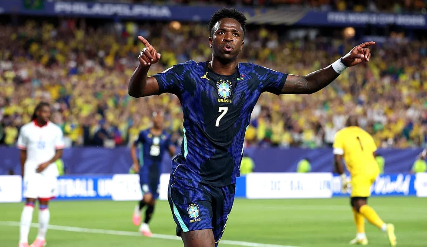 Jugador de Brasil celebra un gol en partido
