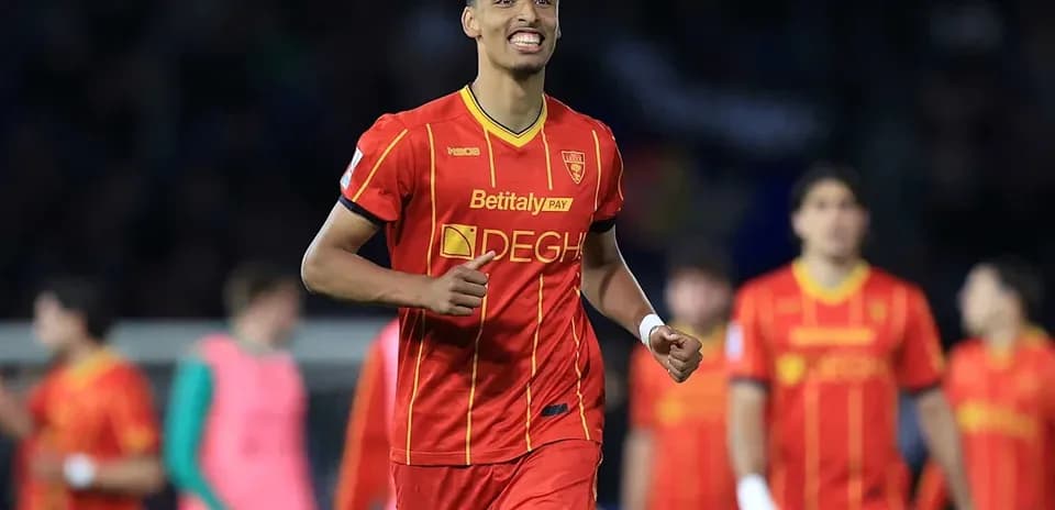 Jugador celebrando en uniforme rojo del equipo