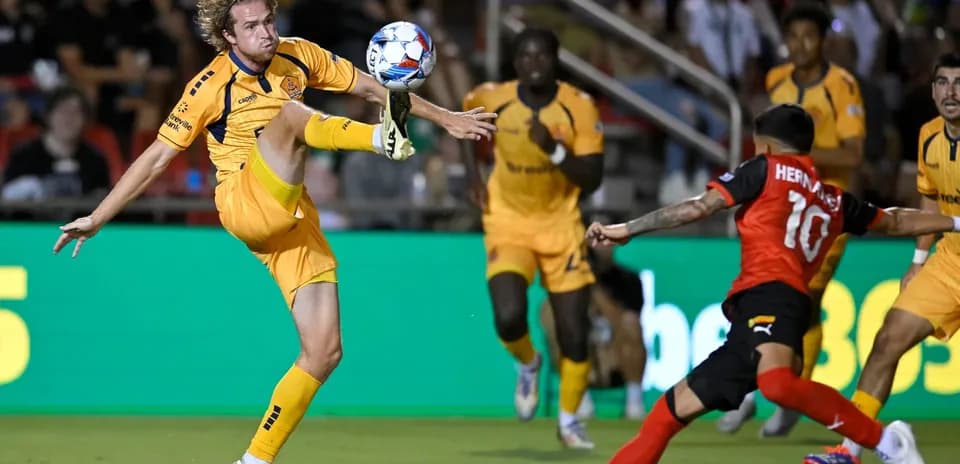 Jugador golpeando el balón en un partido