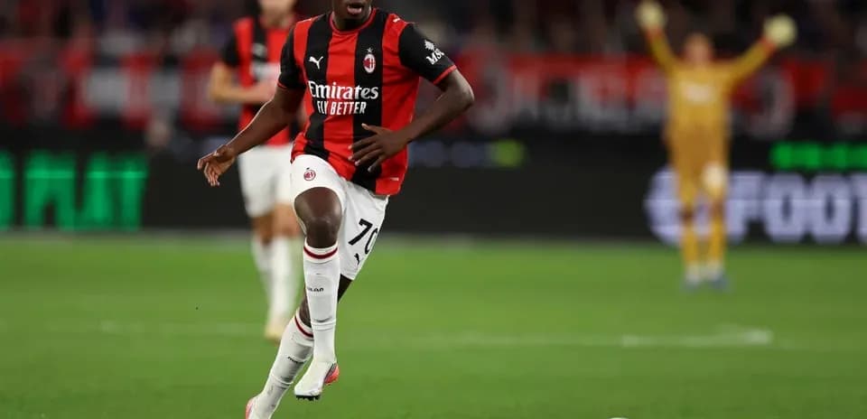 Jugador del AC Milan corriendo con el balón