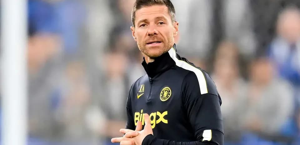 Entrenador de fútbol en la línea de banda