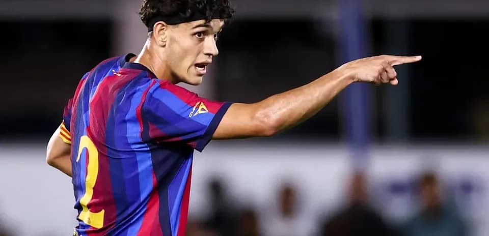 Jugador de Barça señalando durante el partido