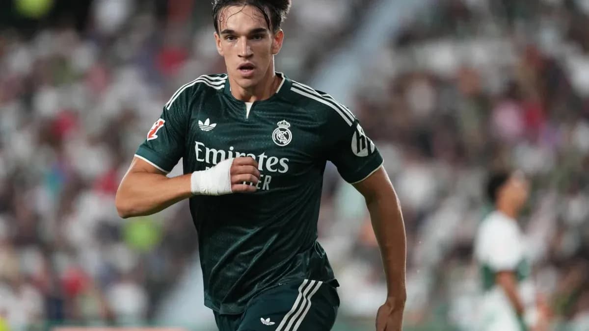 Jugador del Real Madrid corriendo en el campo