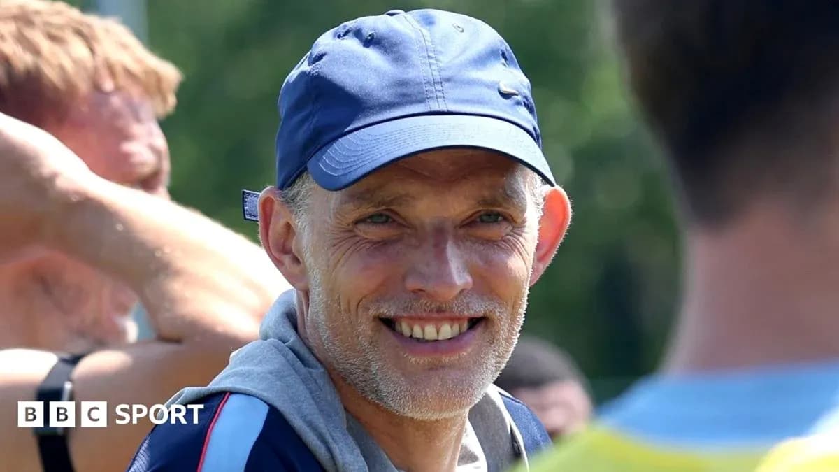 Entrenador sonriente durante sesión de entrenamiento