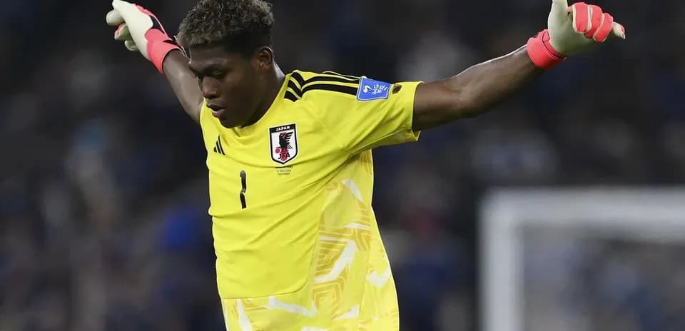 Portero de Japón en acción durante el partido