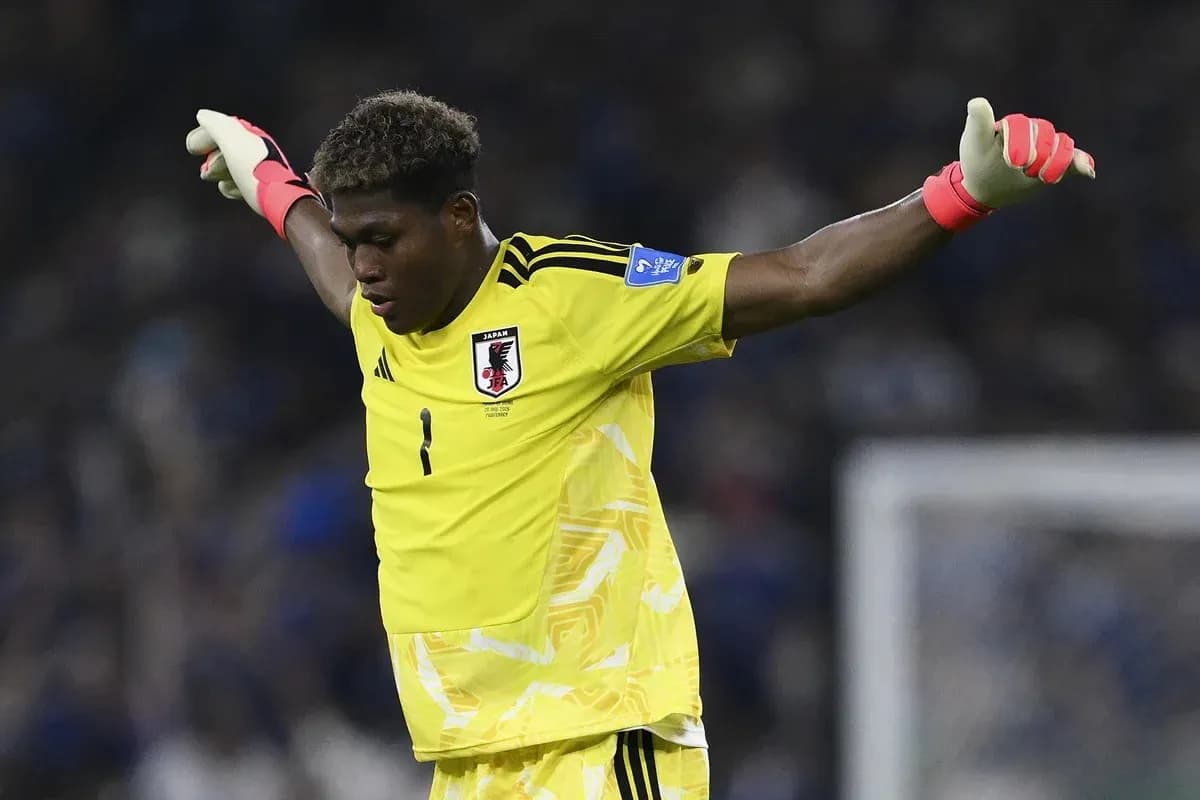 Portero de Japón en acción durante el partido