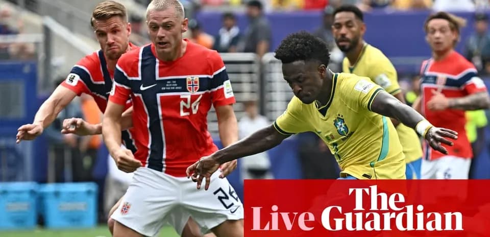 Jugador brasileño driblando a defensores noruegos en partido