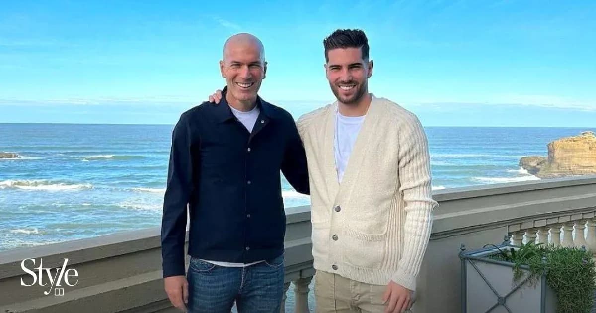 Dos hombres sonriendo frente al mar