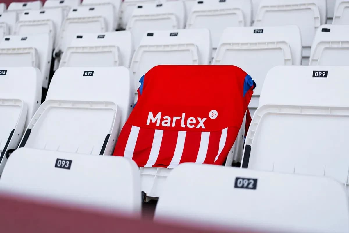 Camisa roja con rayas en asiento vacío del estadio
