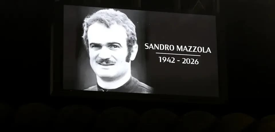 Pantalla con homenaje a Sandro Mazzola, 1942-2026