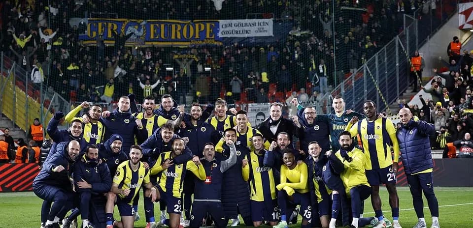 Jugadores de Fenerbahçe celebrando con aficionados