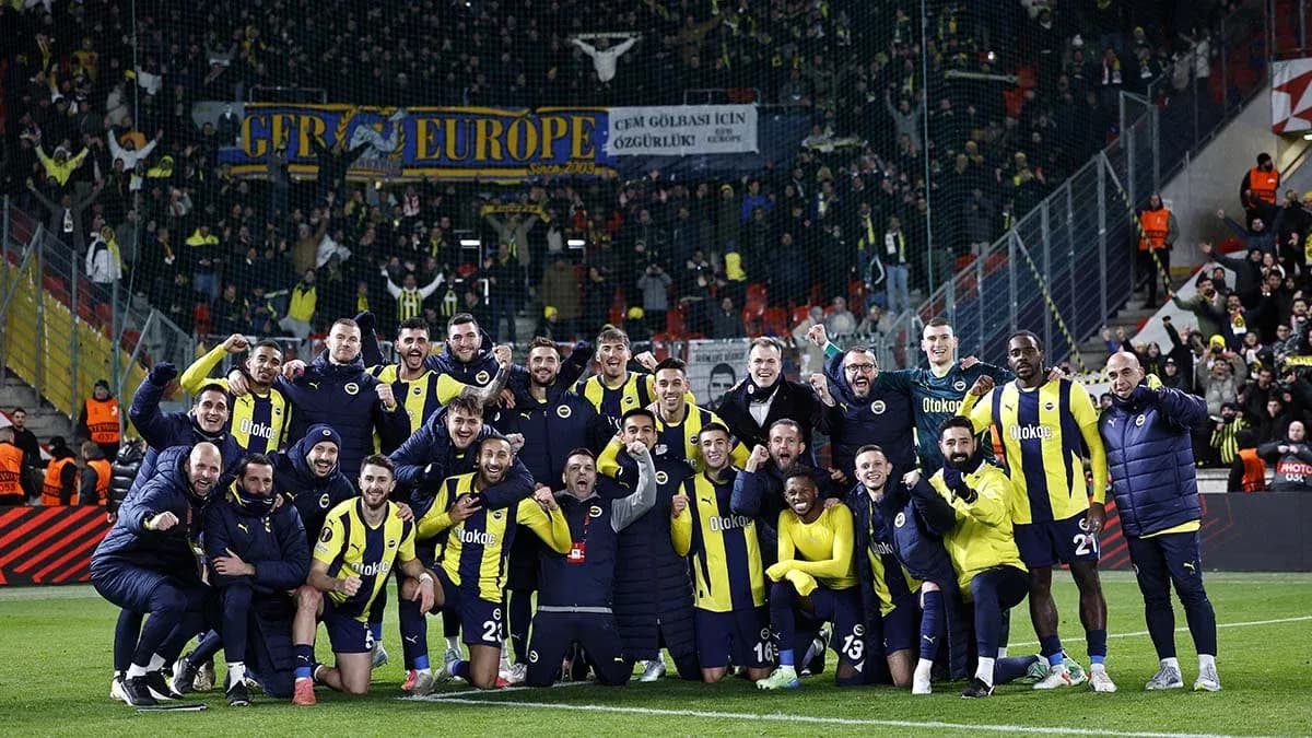 Jugadores de Fenerbahçe celebrando con aficionados