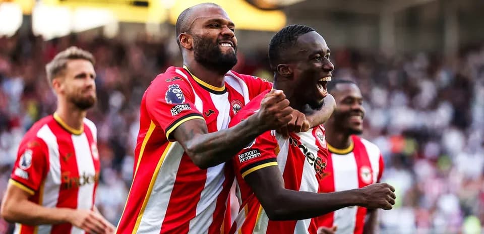 Jugadores de Brentford celebrando un gol en el estadio