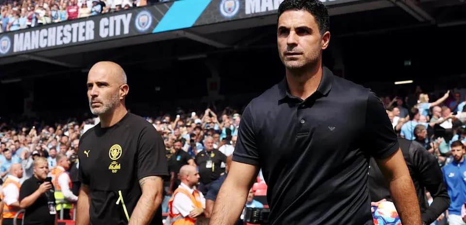Entrenadores caminando hacia el campo en Manchester City