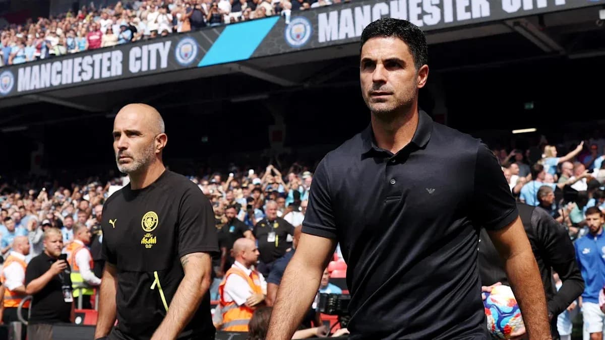 Entrenadores caminando hacia el campo en Manchester City