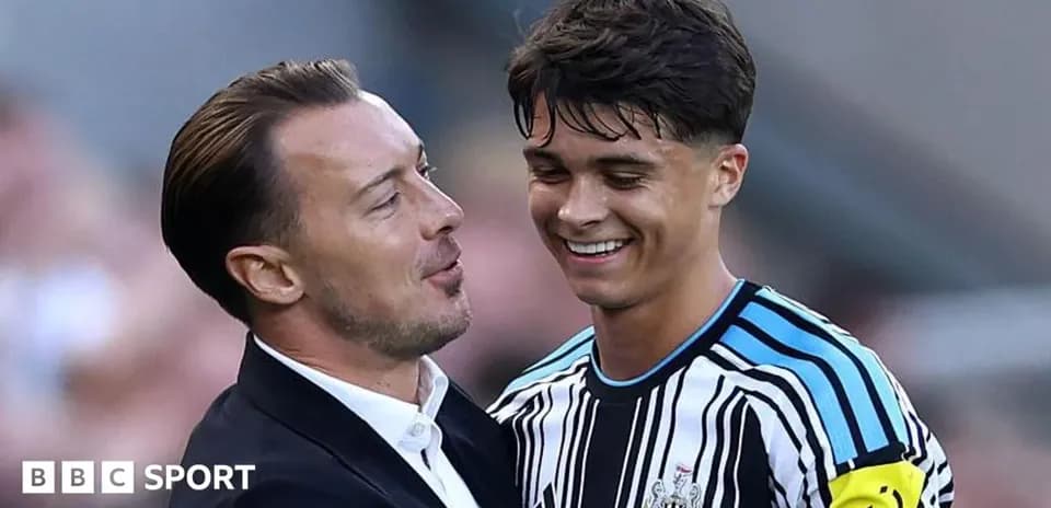 Entrenador y jugador sonriendo tras el partido