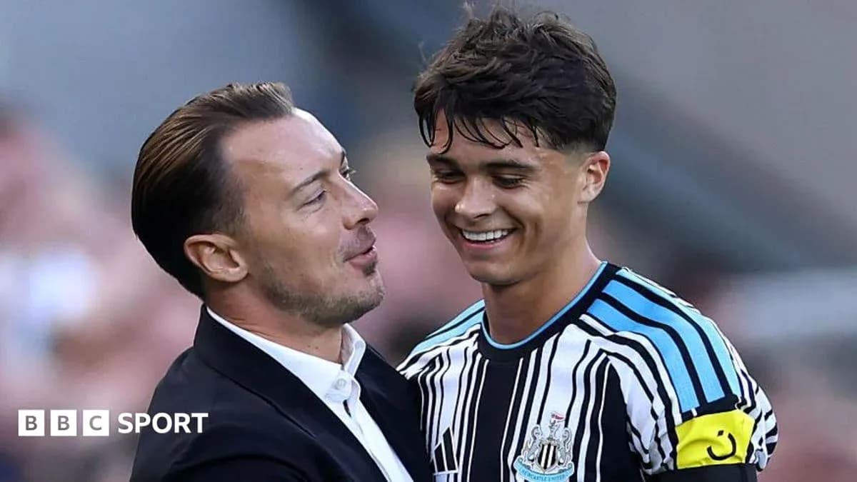 Entrenador y jugador sonriendo tras el partido