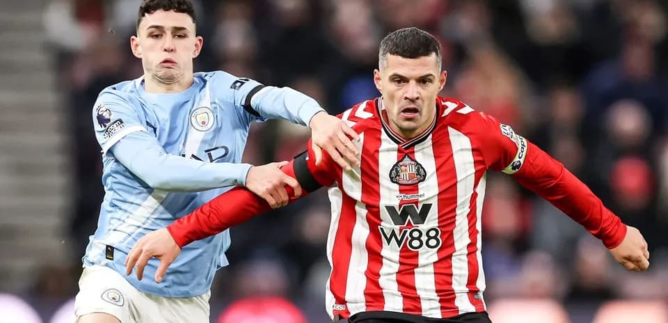 Jugador de Manchester City persigue a jugador de Sunderland