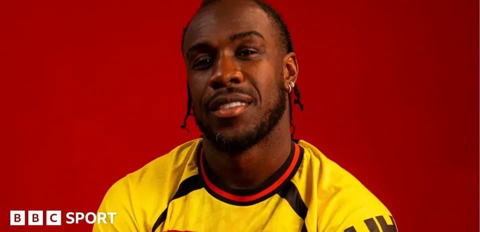 Jugador de Watford posando con camiseta amarilla