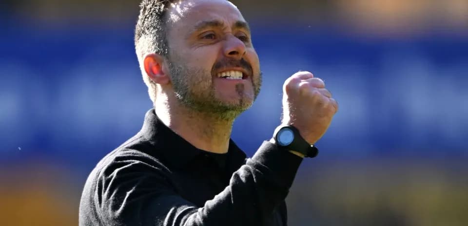 Entrenador celebrando con un puño cerrado