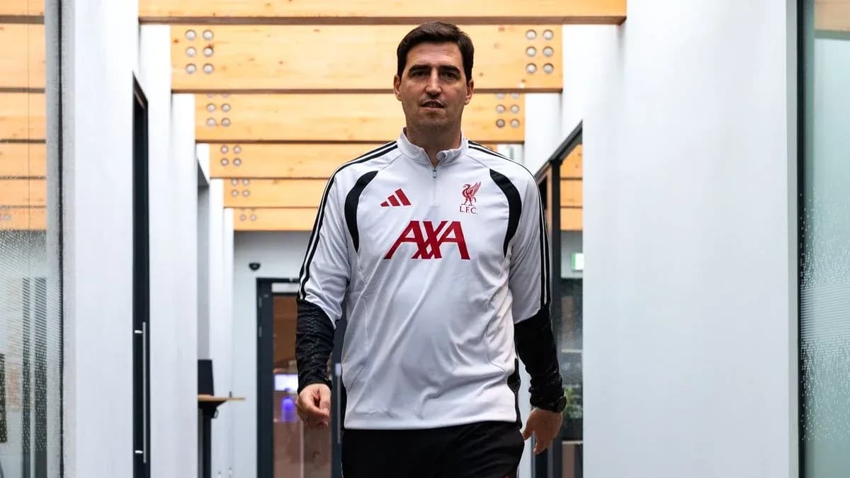 Entrenador caminando por pasillo en instalaciones