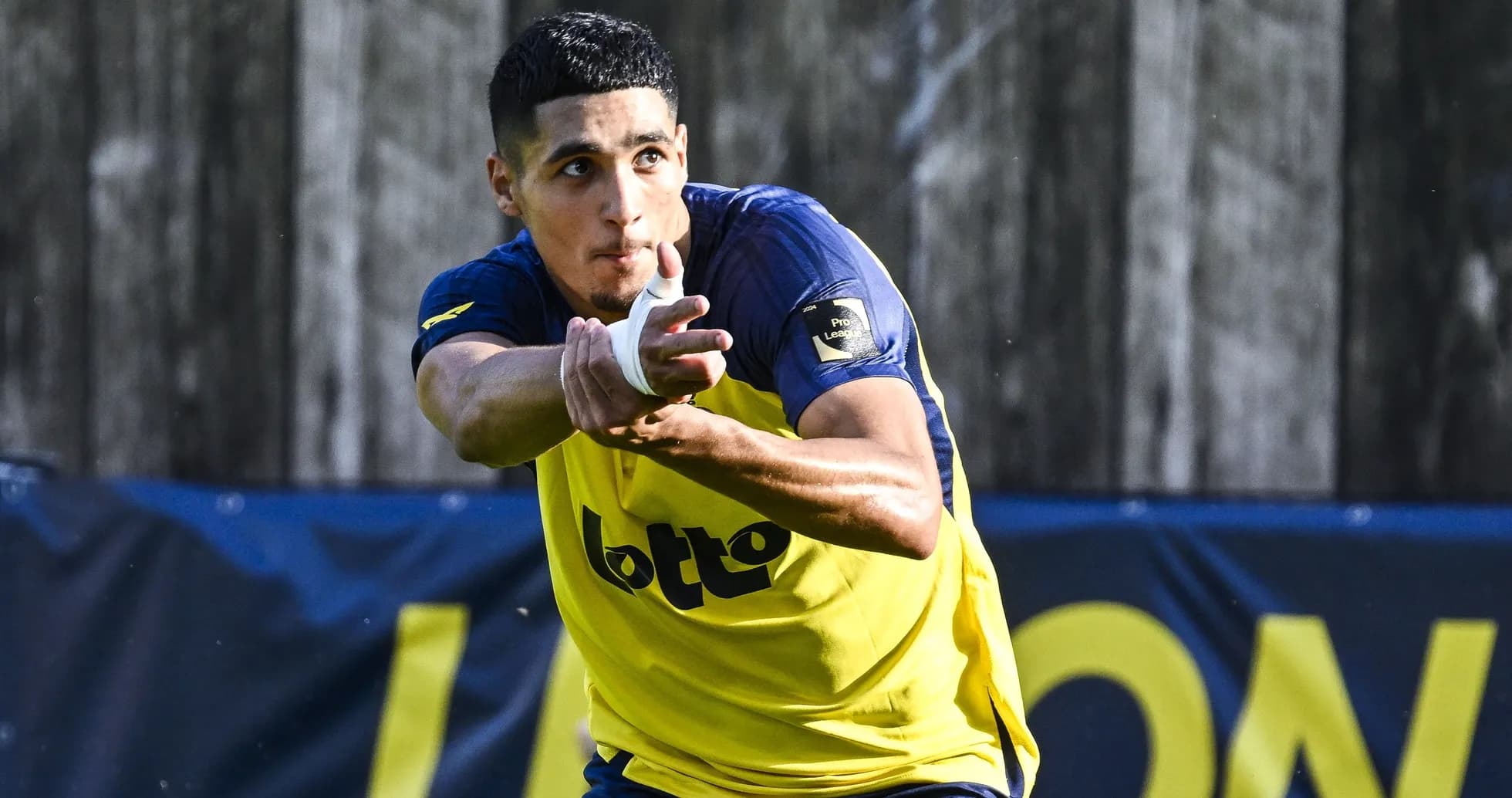 Jugador entrenando y lanzando un pase en campo
