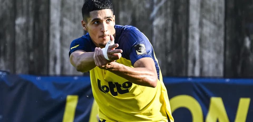 Jugador entrenando y lanzando un pase en campo