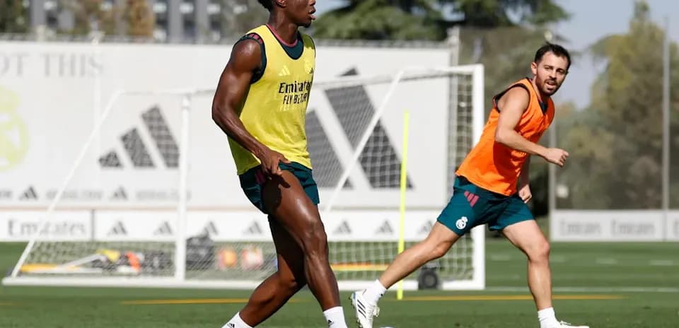 Jugadores entrenando en el campo de fútbol