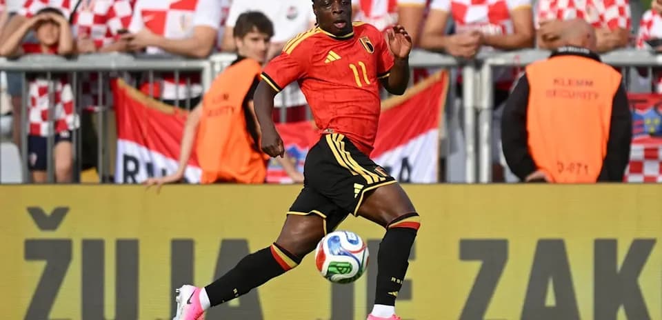 Jugador de Bélgica corriendo con el balón en el campo