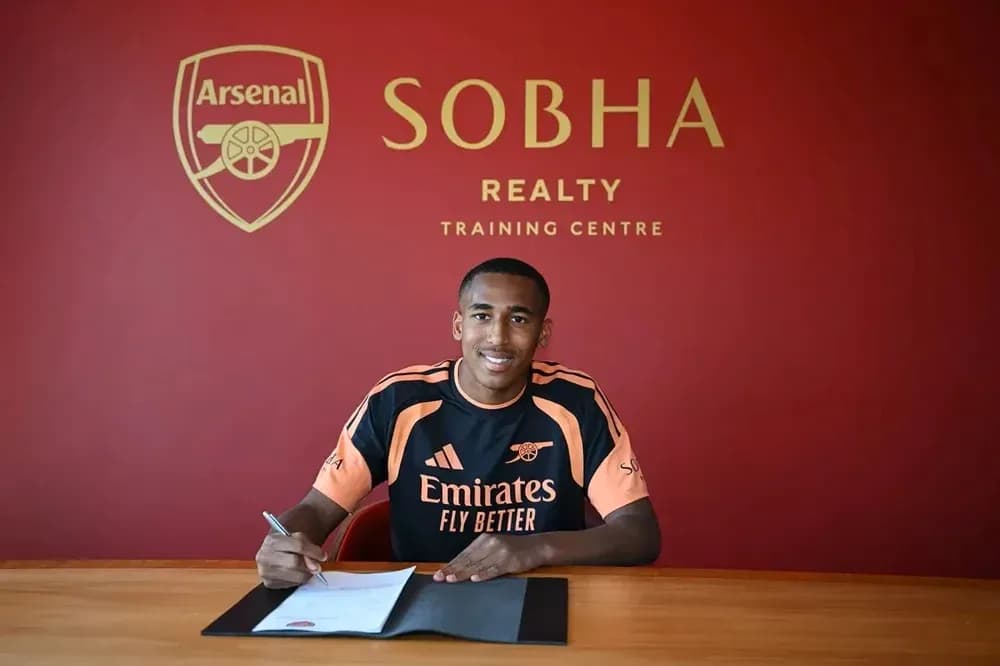 Jugador firmando contrato en el centro de entrenamiento