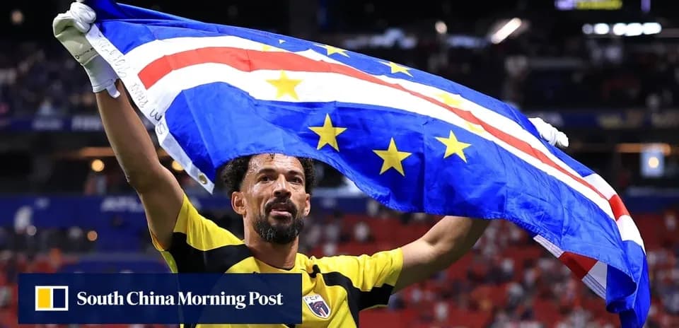 Portero celebrando con bandera de Cabo Verde