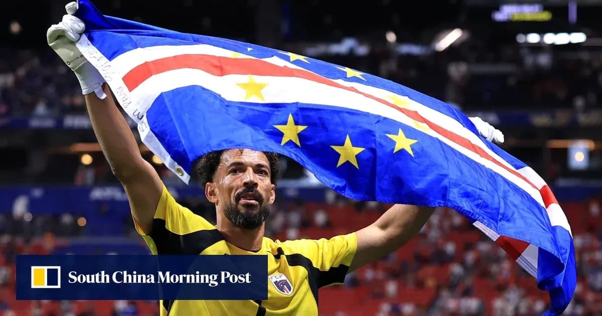 Portero celebrando con bandera de Cabo Verde