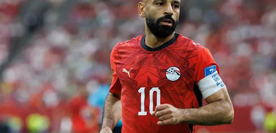 Jugador de Egipto con camiseta roja durante partido
