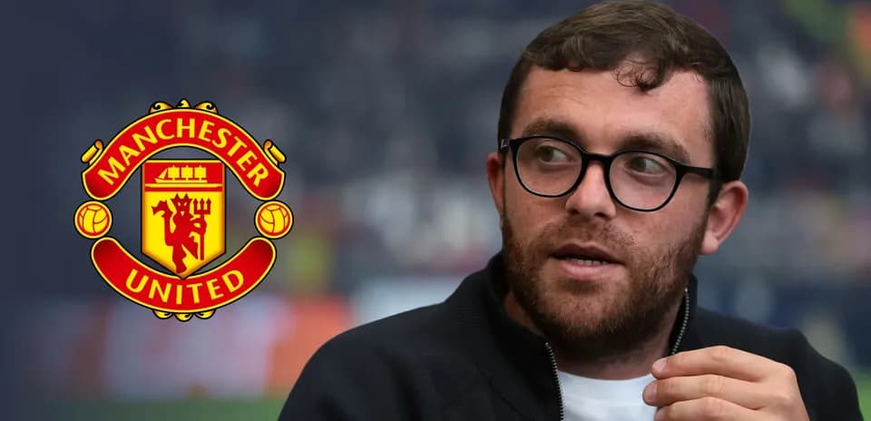 Hombre hablando con el logo de Manchester United de fondo